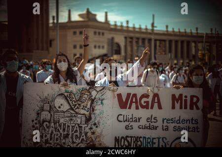 Barcelone, Espagne. 29 septembre 2020. Les jeunes médecins résidents protestent contre les conditions précaires de leur formation postdoctorale spécialisée dans le système de santé en raison de la faiblesse des salaires, du nombre élevé d'heures de travail et du manque de surveillance. Credit: Matthias Oesterle/Alamy Live News Banque D'Images