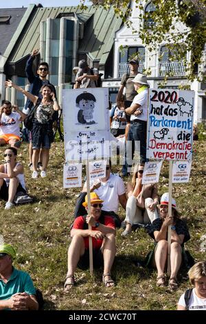 Les rebelles allemands de Corona protestent contre les restrictions du coronavirus telles que le port de masques et les ordres d'assemblée imposés par le gouvernement allemand, Düsseldorf, Allemagne. Banque D'Images