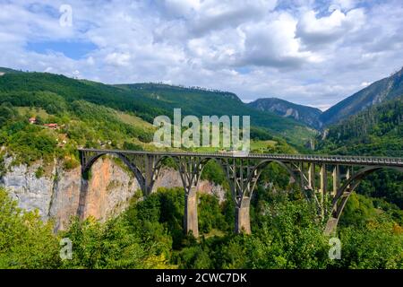 Pont d'arc de Durdevica Tara dans les montagnes, Monténégro Banque D'Images