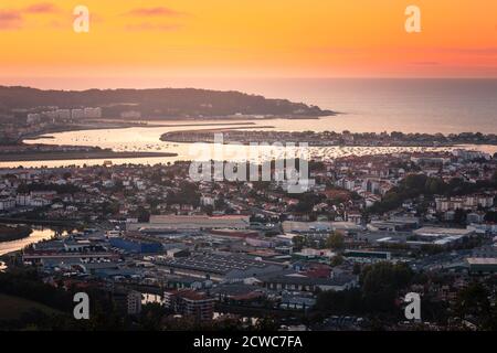 Regardez la baie de Bidasoa-Txingudi avec les trois villes qui l'ont formée : Irun, Hondarribia et Hendaia, au pays Basque. Banque D'Images