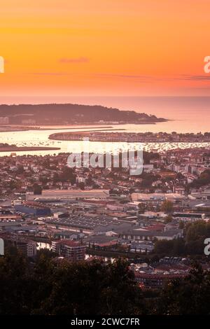 Regardez la baie de Bidasoa-Txingudi avec les trois villes qui l'ont formée : Irun, Hondarribia et Hendaia, au pays Basque. Banque D'Images