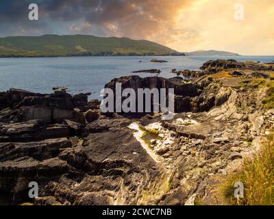 Littoral rocheux de la péninsule de Beara dans le comté de Cork, en Irlande. Banque D'Images