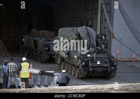 13 janvier 1996 pendant la guerre en Bosnie : armure de l'armée britannique, faisant partie du contingent de l'IFOR, déchargeant du navire de transport de la marine des États-Unis, MV Cape Race, dans le port de Split, en Croatie. Banque D'Images