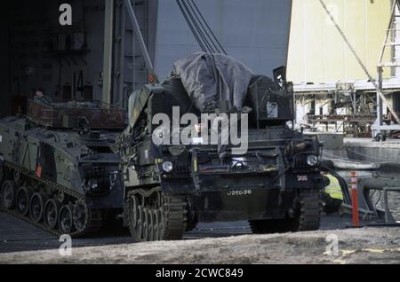 13 janvier 1996 pendant la guerre en Bosnie : armure de l'armée britannique, faisant partie du contingent de l'IFOR, déchargeant du navire de transport de la marine des États-Unis, MV Cape Race, dans le port de Split, en Croatie. Banque D'Images