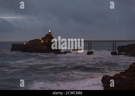 Biarritz littoral avec la mer en frappant le capital de la surf basque, au Pays Basque nord. Banque D'Images
