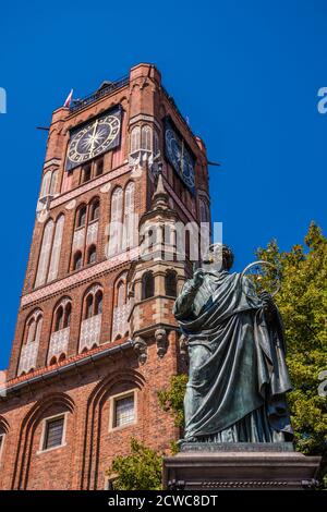 Photo verticale de la statue de Nicolaus Copernic à Torun, en Pologne Banque D'Images