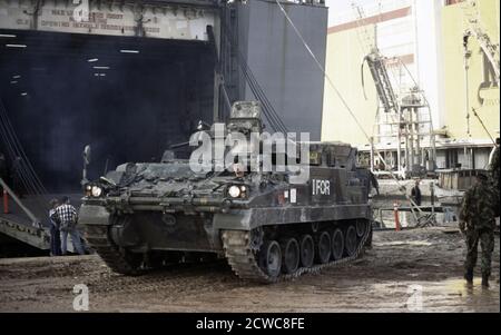 13 janvier 1996 pendant la guerre en Bosnie : armure de l'armée britannique, faisant partie du contingent de l'IFOR, déchargeant du navire de transport de la marine des États-Unis, MV Cape Race, dans le port de Split, en Croatie. Banque D'Images