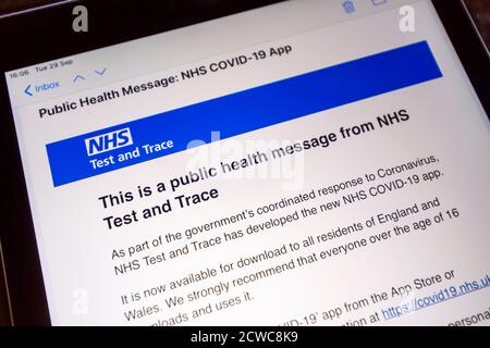 Envoyez un message de santé publique par e-mail sur l'écran d'un iPad avec les détails de la nouvelle application NHS Trace and Test, de l'application NHS COVID-19 et des instructions de téléchargement Banque D'Images