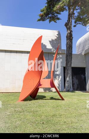 BARCELONE, ESPAGNE-4 SEPTEMBRE 2020 : sculpture de 4 ailes d'Alexander Calder (ouverte en 1972). Banque D'Images