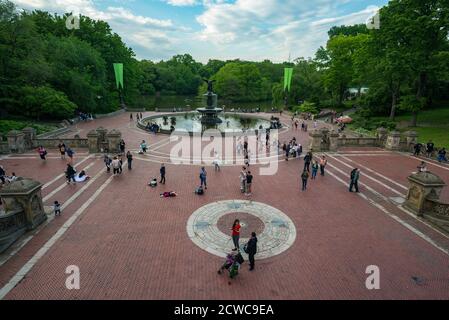 NEW YORK - 23 mai 2016 : vue sur la fontaine Bethesda dans le parc central de New Yworks. Banque D'Images