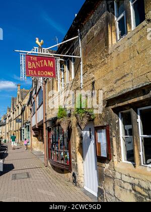 SCÈNE DE RUE CAMPDEN avec les salons de thé Bantam dans l'historique Chipping Campden High Street Cotswolds UK Banque D'Images