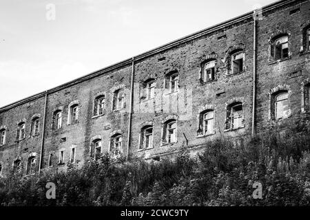 La construction de casernes en brique rouge dans la forteresse de Modlin est l'un des plus longs bâtiments d'Europe, image en noir et blanc Banque D'Images