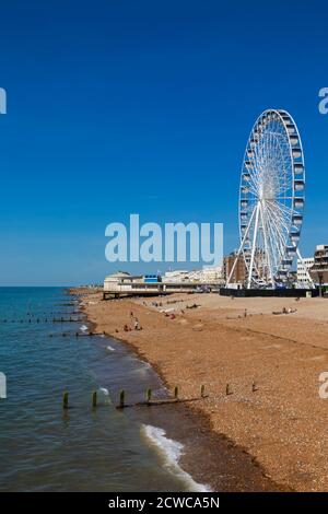 Angleterre, West Sussex, Worthing, Worthing Beach et Town Skyline Banque D'Images