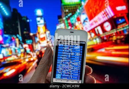 SMARTPHONE BROADWAY THEATRE CARTE WIFI THÉÂTRES BROADWAY main tenant iPhone Au crépuscule avec l'écran affichant la carte de position GPS du système de navigation par satellite Des théâtres de Broadway à Times Square Manhattan New York États-Unis Banque D'Images