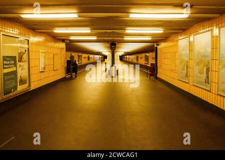 Berlin, Allemagne. 29 septembre 2020. Photo prise le 29 septembre 2020 montre une station de métro vide lors d'une grève d'avertissement des transports publics à Berlin, capitale de l'Allemagne. Les transports en commun de Berlin, notamment les bus, métros et tramways, ont été interrompus mardi à 3 h 00 en raison d'une grève d'avertissement organisée dans le cadre d'un conflit sur les conditions de travail et les salaires. Crédit: Binh Truong/Xinhua/Alay Live News Banque D'Images