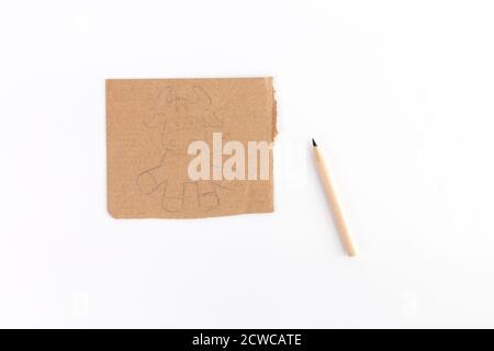 Vache artisanale en carton, Comment faire un taureau ou un boeuf à la maison. Projet d'art pour enfants. Bricolage concept. Fabrication du jouet sur blanc. Instructions détaillées sur la photo. S Banque D'Images
