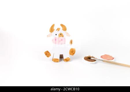 Instructions étape par étape pour créer un projet d'art enfant de vache ou de taureau en papier. Bricolage. Artisanat en carton. Étape 3. Peindre la figurine Banque D'Images