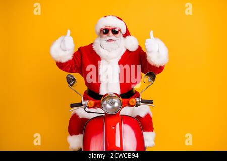 Portrait de son beau cool drôle gai gai gai Santa vélo d'équitation montrant le double rabais à l'hiver isolé vif vif vif éclat éclatant Banque D'Images