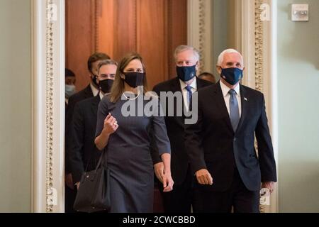 Amy Coney Barrett, nommée juge associée de la Cour suprême des États-Unis, arrive avec le vice-président Mike Pence et le chef de cabinet de la Maison Blanche Mark Meadows au Capitole des États-Unis pour une journée de réunions avec des sénateurs à Washington, DC., le mardi 29 septembre 2020.Credit: Rod Lamkey/Consolidated News photos/MediaPunch Banque D'Images