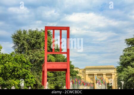 Genève, Suisse - 16 août 2020 : chaise brisée, une sculpture monumentale en bois à la place des Nations devant le Palais des Nations Unies, un symbole de Banque D'Images