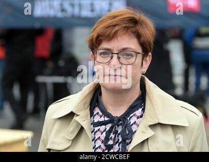 Potsdam, Allemagne. 29 septembre 2020. Christine Behle, vice-présidente Verdi et négociatrice de la convention collective-cadre nationale, lors de la grève d'avertissement dans les transports publics devant le dépôt de la compagnie de transport de Potsdam. Credit: Soeren Stache/dpa-Zentralbild/ZB/dpa/Alay Live News Banque D'Images