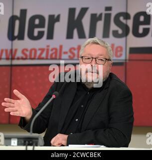 Potsdam, Allemagne. 29 septembre 2020. Thomas Domres, secrétaire parlementaire Die Linke Brandenburg, prend la parole lors de la conférence de presse qui suit la réunion du groupe parlementaire. Credit: Soeren Stache/dpa-Zentralbild/ZB/dpa/Alay Live News Banque D'Images