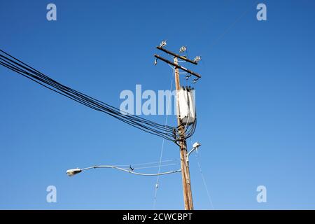 Poteau/borne de lampe de service et fils contre un ciel bleu Banque D'Images