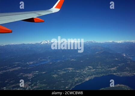 Le lac Maggiore et le lac Orta depuis les airs Avec la gamme Alps en arrière-plan Banque D'Images