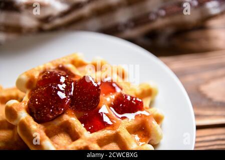 Savoureuse cuisine maison de gaufres et confiture de fraises Banque D'Images