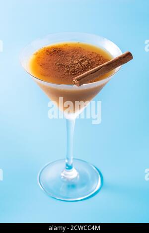 Cocktail de citrouille en verre sur fond bleu Banque D'Images