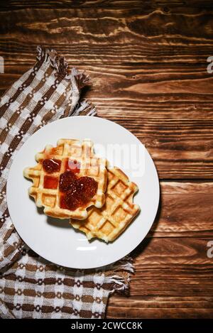 Gaufres belges, desserts avec confiture et vue sur la tête Banque D'Images