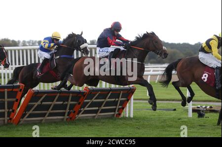 Del Duque criblé par David England sur leur chemin à la victoire dans le suivre @betaftertering sur Twitter handicap course de haies à Bangor Racecourse, Wrexham. Banque D'Images