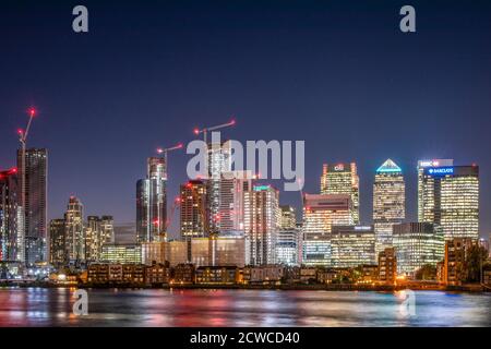 Vue à l'ouest de la péninsule de Greenwich à l'île des chiens, les tours de Canary Wharf à droite, et à gauche le développement et la construction Banque D'Images