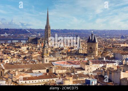 Bordeaux, département de Gironde, Aquitaine, France. Vue imprenable sur les toits jusqu'à la porte de la grosse cloche et à sa gauche la flèche de l'église Saint-Eloi. T Banque D'Images