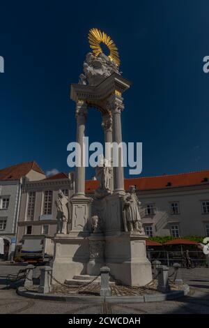 Ancienne place historique et maisons de Krems an der Donau En été ensoleillé Austia Banque D'Images