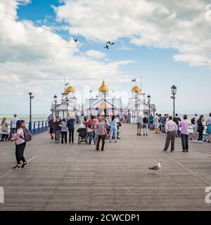 Eastbourne Airborne Airshow. Les touristes qui apprécient un spectacle aérien acrobatique au-dessus de la jetée historique de la ville côtière du sud de l'Angleterre. Banque D'Images