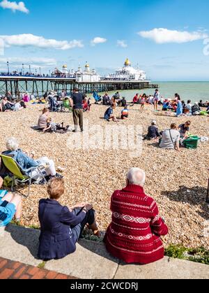 Eastbourne Beach and Pier, East Sussex, Royaume-Uni. Une scène de plage animée au plus fort de l'été anglais rempli de touristes appréciant le temps chaud. Banque D'Images