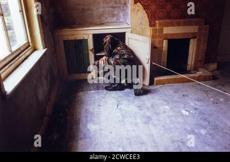 Des soldats du 33 explosif Ordnance Dispoal Regiment, du Royal corps of Engineers, participent à un exercice d'entraînement à l'élimination de la bombe à Chatham Docks . 16 octobre 1994. Photo: Neil Turner Banque D'Images