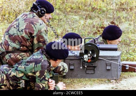 Des soldats du 33 explosif Ordnance Dispoal Regiment, du Royal corps of Engineers, participent à un exercice d'entraînement à l'élimination de la bombe à Chatham Docks . 16 octobre 1994. Photo: Neil Turner Banque D'Images