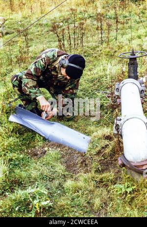 Des soldats du 33 explosif Ordnance Dispoal Regiment, du Royal corps of Engineers, participent à un exercice d'entraînement à l'élimination de la bombe à Chatham Docks . 16 octobre 1994. Photo: Neil Turner Banque D'Images