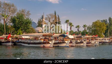 Des bateaux-taxis attendent devant la mosquée de la ville pour emmener les touristes à Iztuzu Beach, Dalyan, Mugla, Turquie Banque D'Images