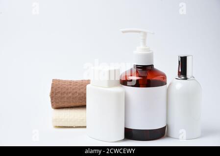 Nettoyer les produits cosmétiques et spa de marque mockup sur fond blanc Banque D'Images