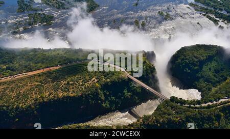 Vue imprenable sur les majestueuses et puissantes chutes Victoria (la plus grande chute d'eau du monde) avec pont historique. Banque D'Images