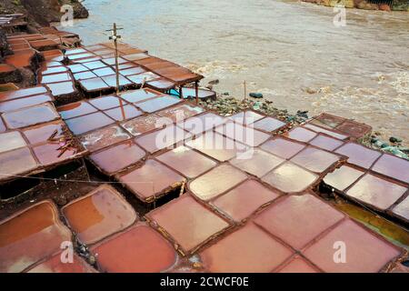 Lhassa. 28 septembre 2020. La photo aérienne prise le 28 septembre 2020 montre des salines dans le canton de Naxi, comté de Mangkam, Qamdo, région autonome du Tibet, dans le sud-ouest de la Chine. Les populations locales suivent une méthode traditionnelle de récolte du sel en collectant les saumure des mines de sel et des étangs et en les évaporant au soleil jusqu'à la cristallisation. Credit: Zhan Yan/Xinhua/Alay Live News Banque D'Images