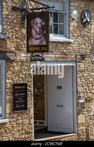 Malmesbury, Wiltshire, Angleterre, Royaume-Uni. 2020. The Smoking Dog une ancienne maison publique britannique sur High Street im Malmesbury, Wiltshire. Banque D'Images