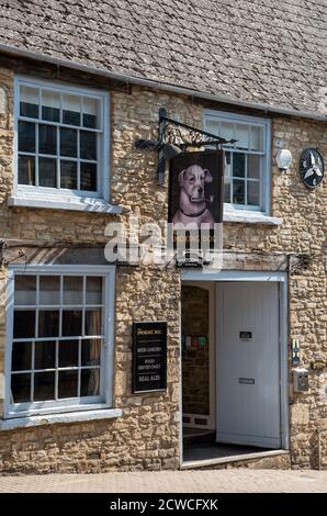 Malmesbury, Wiltshire, Angleterre, Royaume-Uni. 2020. The Smoking Dog une ancienne maison publique britannique sur High Street im Malmesbury, Wiltshire. Banque D'Images