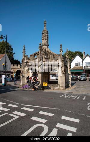 Malmesbury, Wiltshire, Angleterre, Royaume-Uni. 2020. Le marché historique traverse la High Street im Malmesbury, Wiltshire. Date de 1490, Banque D'Images