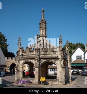 Malmesbury, Wiltshire, Angleterre, Royaume-Uni. 2020. Le marché historique traverse la High Street im Malmesbury, Wiltshire. Date de 1490, Banque D'Images