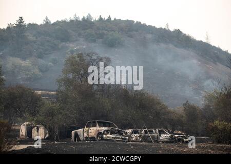 SANTA ROSA, CA - SEPTEMBRE 28 : les suites de l'incident de feu de verre près de Santa Rosa, Californie, le 28 septembre 2020. - le feu de forêt a explosé de 1,500 acres à plus de 15,000 acres pendant la nuit, tandis que les vents se répandent dans la vallée. Des dizaines de milliers de personnes ont dû fuir lundi leur maison dans les vallées de Napa et Sonoma en Californie, tandis que les feux de forêt, enjambées par des vents violents, ont ravagé la célèbre région viticole du monde entier. Photo : Chris Tuite/ImageSPACE/MediaPunch Banque D'Images