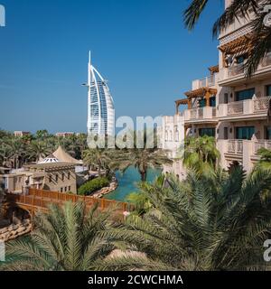 Vue sur Burj Al Arab Jumeirah, un hôtel de luxe situé sur sa propre île de Jumeirah Al Qasr, Dubaï, Émirats arabes Unis Banque D'Images
